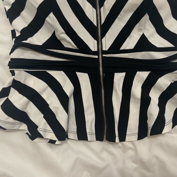 BEBE nwot striped chevron b&w tank top with zipper - Picture 5 of 7